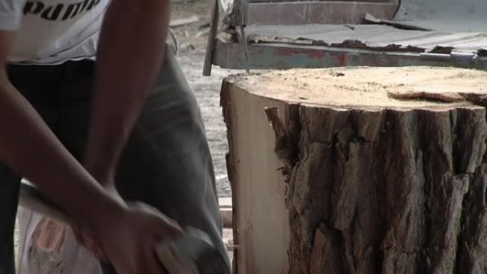 男子用斧头切割树干，同时制作 “bomboleg ü ero”，这是当地民间传说中使用的阿根廷鼓。特