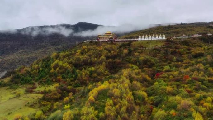 云层之上，一座藏传佛教寺庙矗立在山间