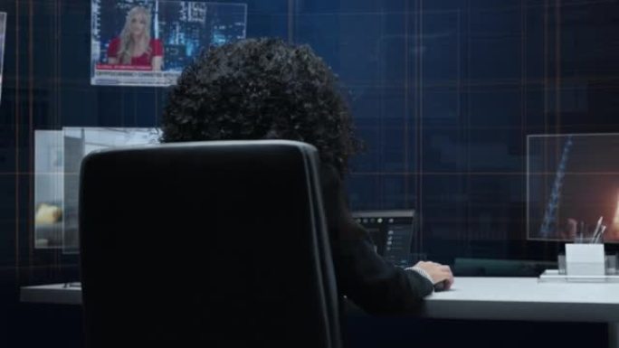 动画虚拟背景的美女: 经理坐在桌子旁，使用笔记本电脑。增强现实中的社交媒体帖子。360度跟踪拍摄。摄