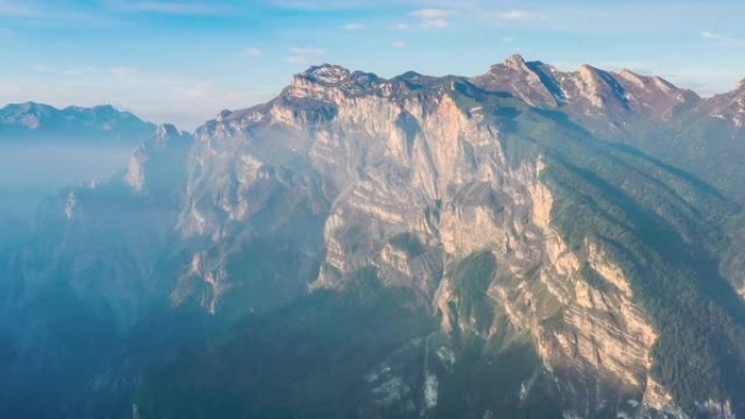 中国四川的九顶山大山群山山峦地质地貌