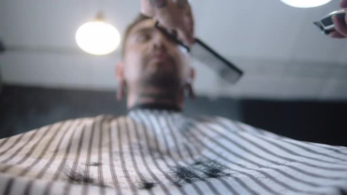 亚洲男子在理发店理发。