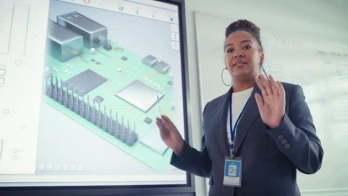 女黑人老师使用数字交互式白板，与学生交谈并在研讨会上展示3D计算机主板组件。智能培训理念