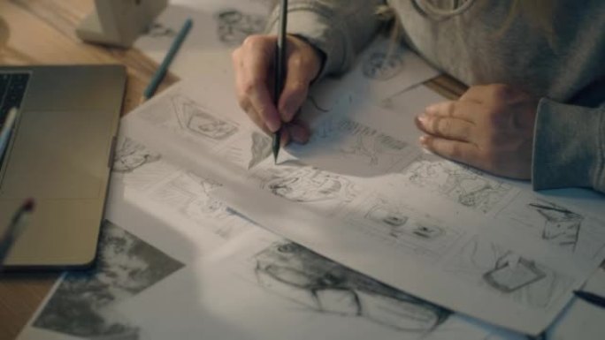 女人的手在家庭办公室的故事板上绘制铅笔素描作品