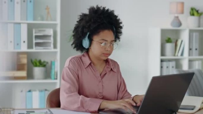 电脑，带笔记本电脑、眼镜和耳机的创意黑人女性，可配合SEO数据审查、项目管理或UX时间表。使用网络软