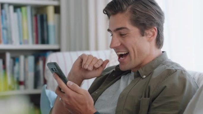 快乐的年轻人用智能手机视频聊天，对着婴儿微笑的父亲在家里享受手机聊天4k镜头
