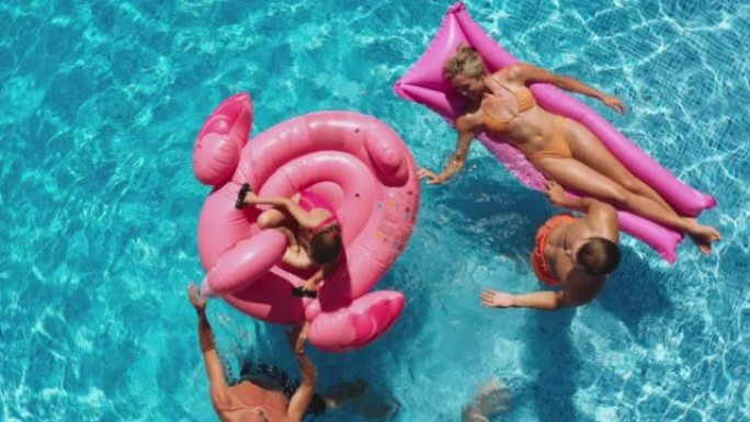 暑假在游泳池里用充气玩具拍摄多代家庭的头顶无人机