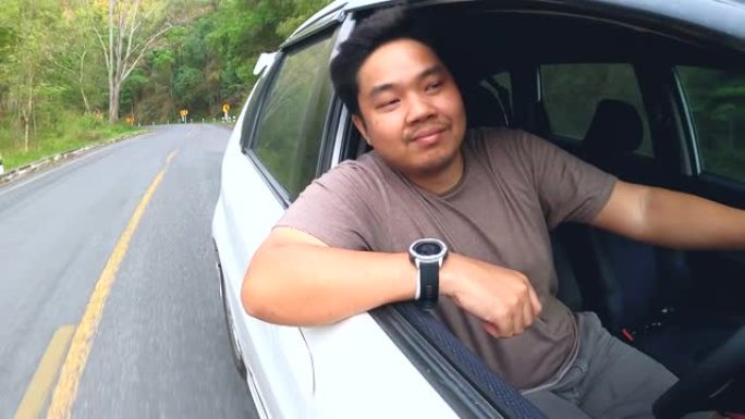 男子驾驶汽车在路上前往目的地