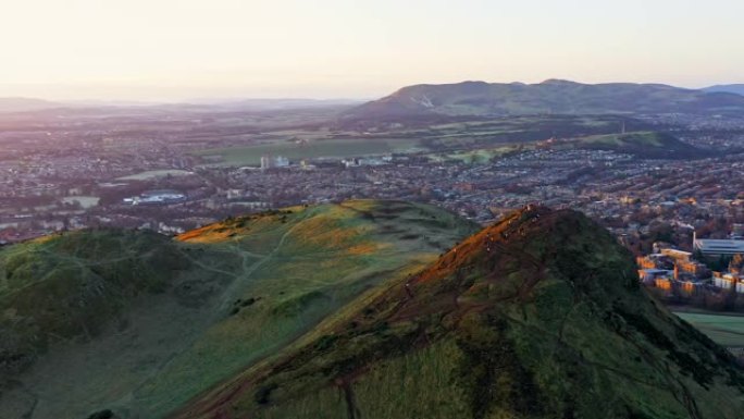 空中视点与山脉和城市景观/苏格兰，英国