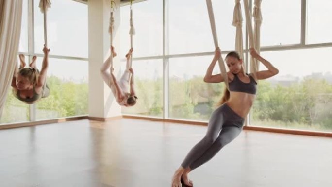 女性在工作室练习空中瑜伽