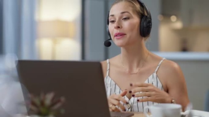 呼叫中心代理使用耳机在家庭办公室收听和与客户交谈。友好的自由客户服务运营商远程工作在笔记本电脑上。女