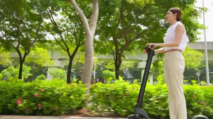 骑电动滑板车的女人