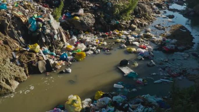 水污染。靠近非洲非正式定居点的水域中可怕的塑料污染的特写鸟瞰图