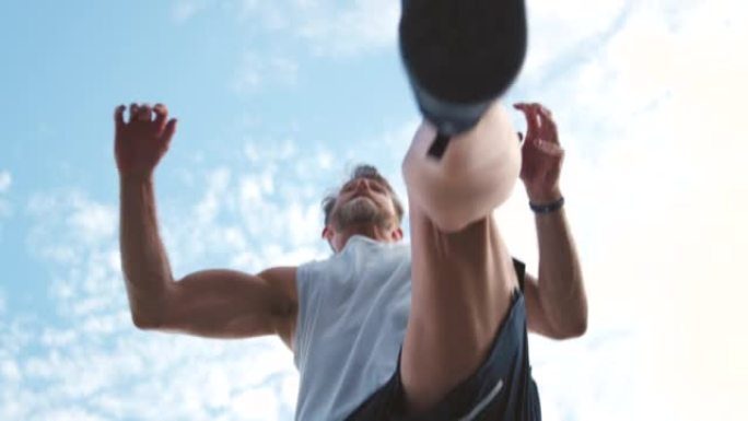 适合成熟的男人在剧烈运动或锻炼过程中跳过障碍物。积极的运动老人在户外训练极限有氧运动和健身。一个运动