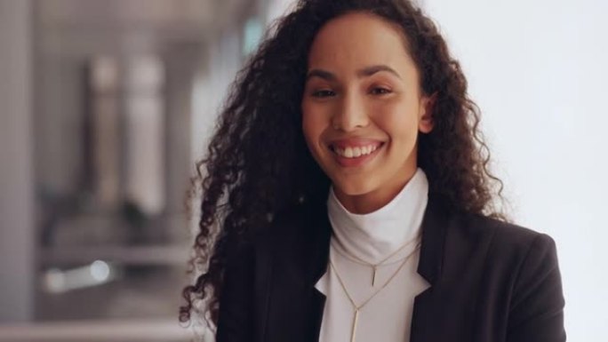 面对一位商业黑人女性，她在办公室里带着对未来增长的积极心态，面对、愿景和使命。与准备在美国发展的女员