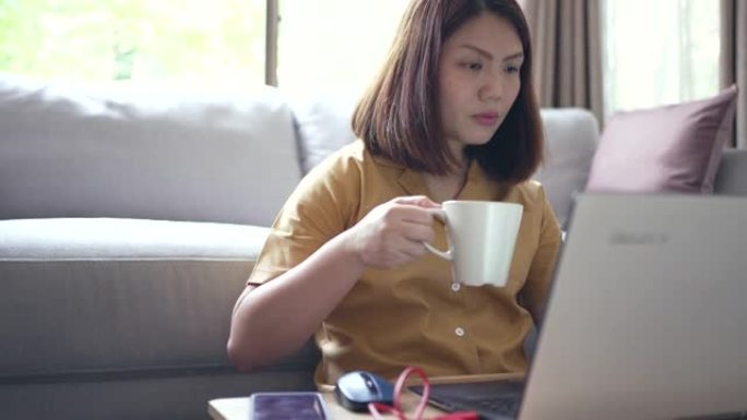 女人在家用笔记本电脑工作