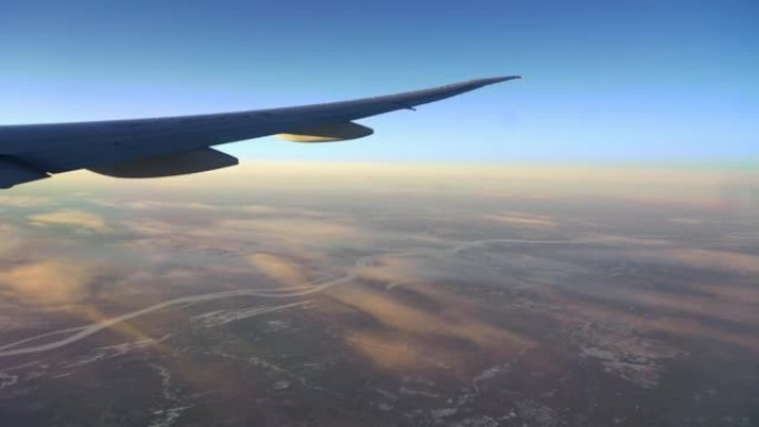 4k镜头从飞机在云层上空飞行的美妙景色