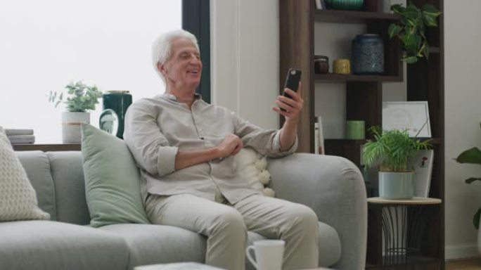 一名老人使用智能手机进行视频通话的4k视频片段