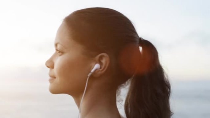 4k视频片段，一名年轻女子在锻炼时听音乐