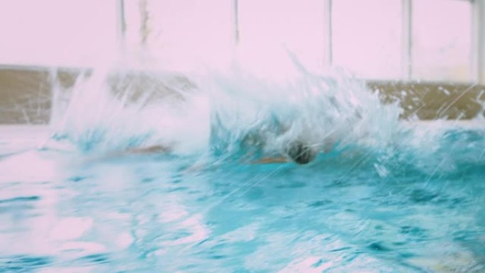 残疾截肢运动员蝶泳在室内游泳池游泳
