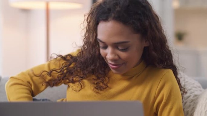 4k视频片段，一名年轻女子使用信用卡和数字平板电脑在家中庆祝