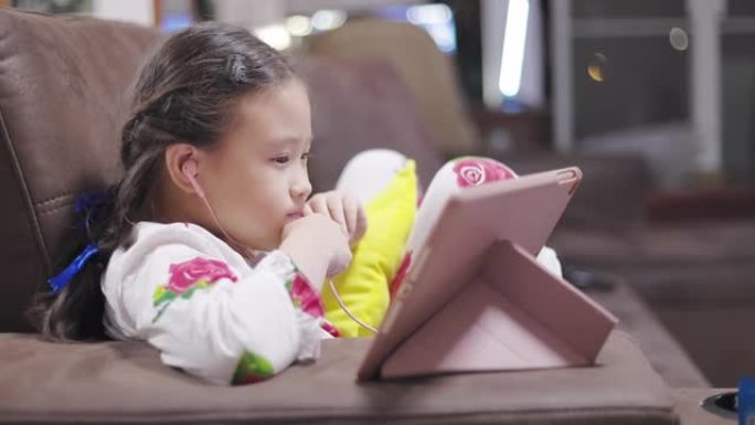 亚洲小女孩在家用平板电脑学习