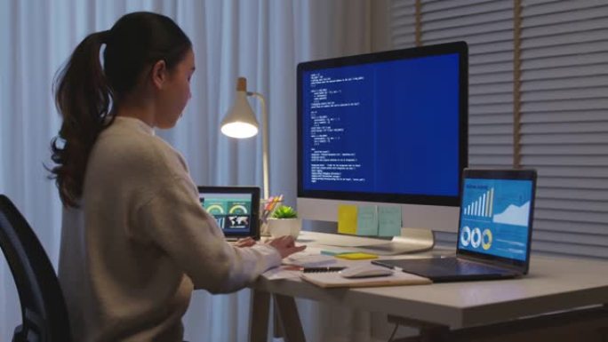 亚洲女性数据科学家工作家庭夜间计算机科学计划。