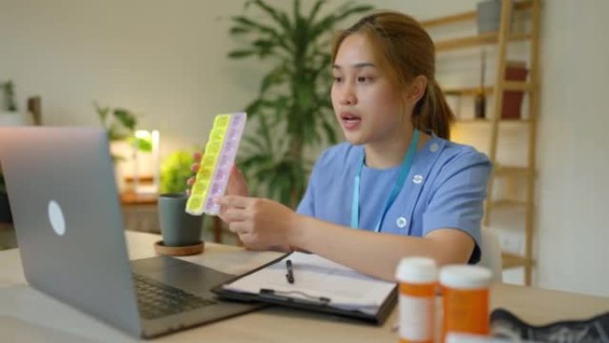 年轻的亚洲护士视频电话给病人。