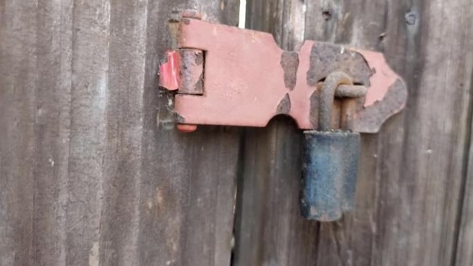老锁旧锁木门生锈锁铁锈生锈的锁锁生锈锁门