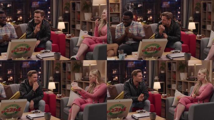 电视情景喜剧概念。四个不同的朋友在客厅玩得开心。一对夫妇吃披萨，另一对节食的有趣素描。喜剧系列在网络