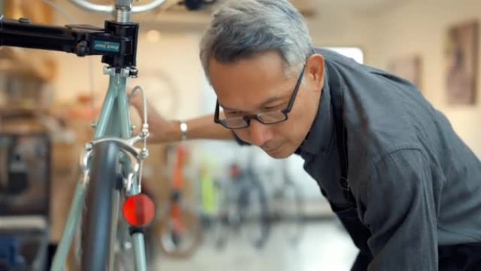 亚洲高级车主修理自行车。