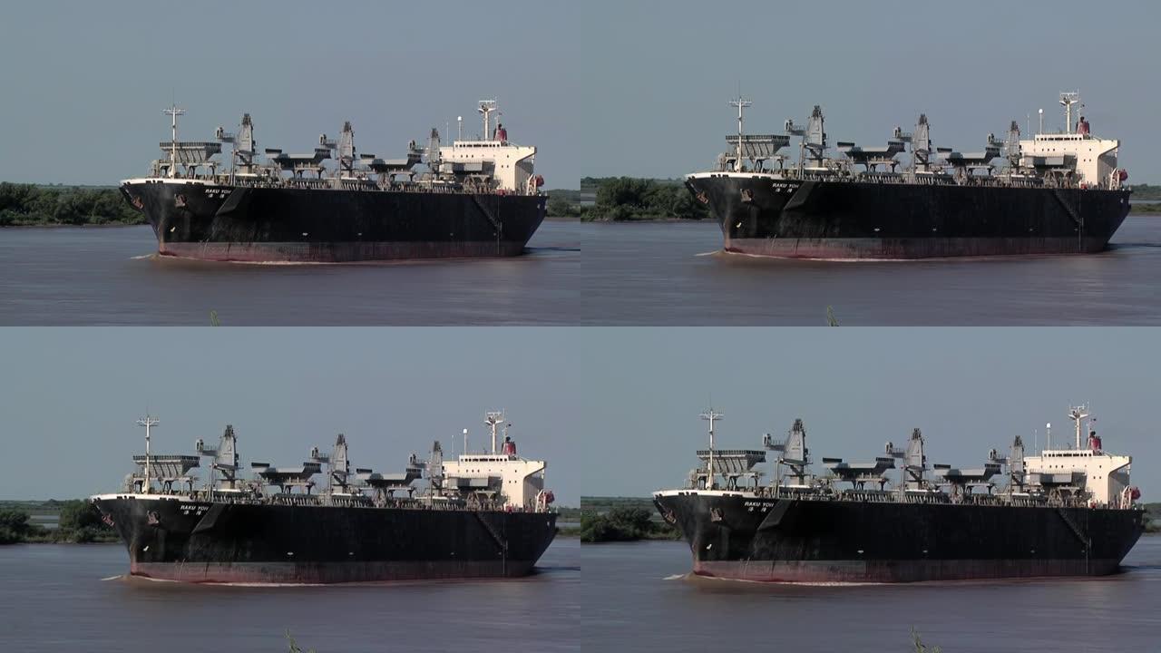 阿根廷巴拉那河罗萨里奥港的木屑运输船。