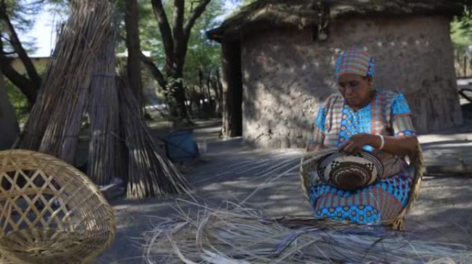 博茨瓦纳妇女在乡村编织由扇叶纤维制成的传统篮子
