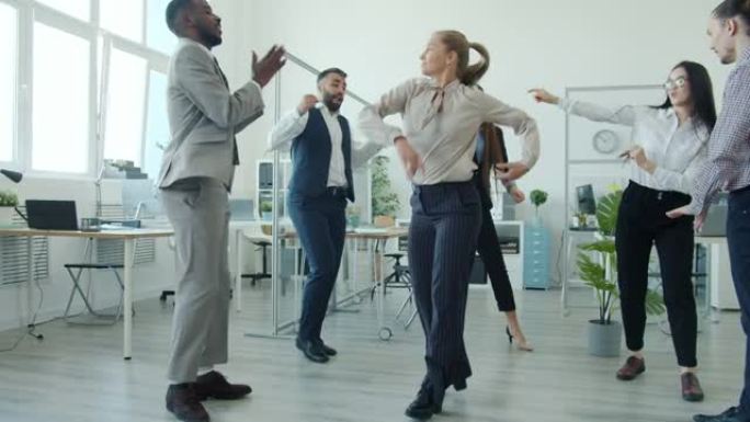 快乐的员工慢动作跳舞庆祝商业成就