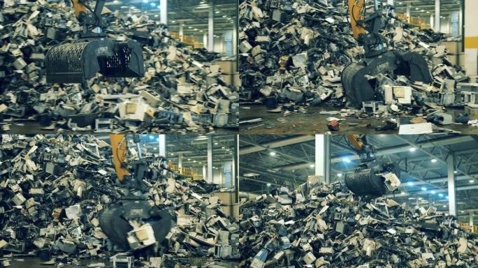 工作机器抓取塑料垃圾进行回收。
