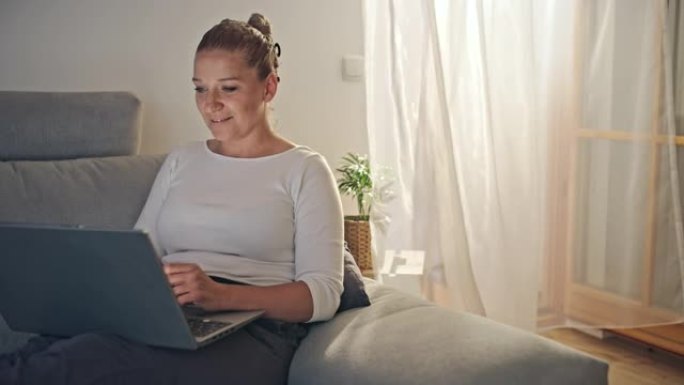 染有染的女人在笔记本电脑上进行视频通话