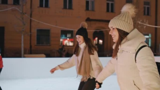 两名年轻女子在溜冰场上滑冰的肖像