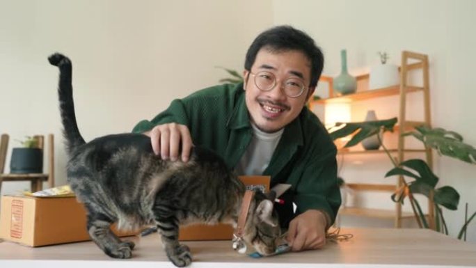 亚洲家伙和我最喜欢的猫打开会员框。