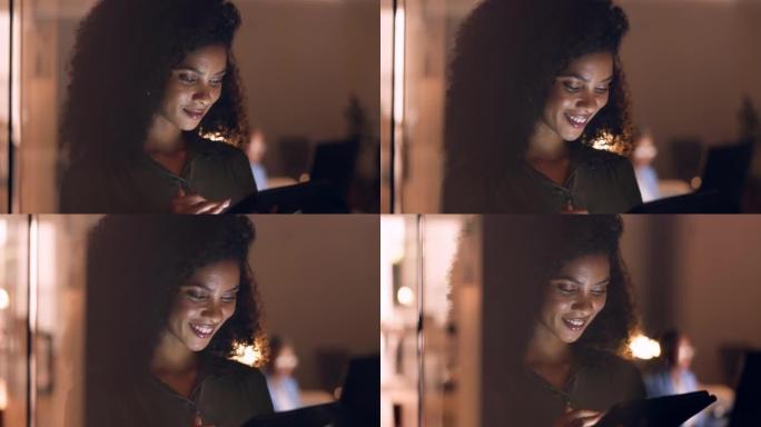办公室，夜晚和快乐的黑人妇女在黑暗中的工作平板电脑上微笑着有趣的文字。商业、技术和社交媒体移动应用滚