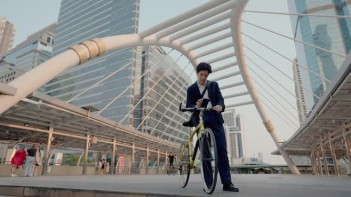 忙碌的企业家在阳光明媚的日子里骑着运动自行车。