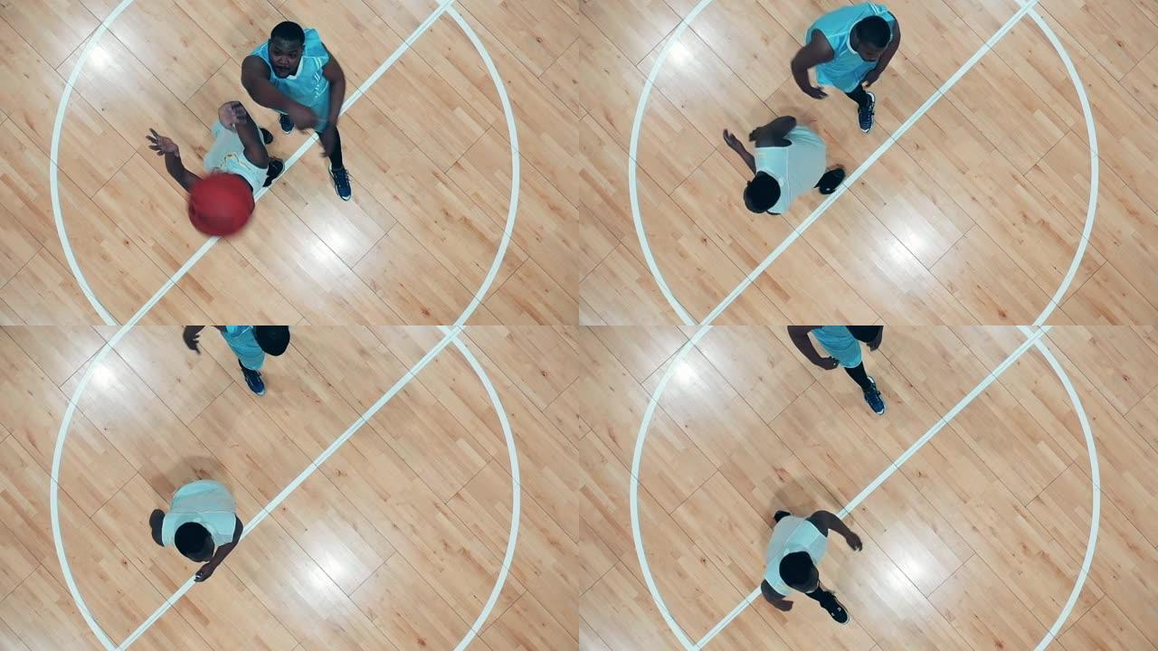 两名非裔美国球员为篮球而战的俯视图
