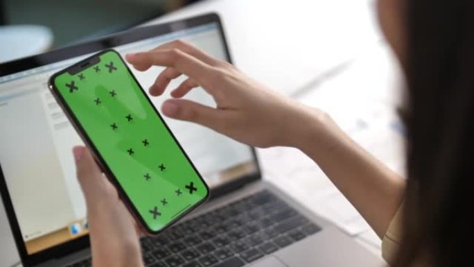 女人使用绿色模拟屏幕智能手机
