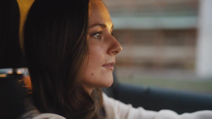 日落时开车的女人宣传片实拍视频素材