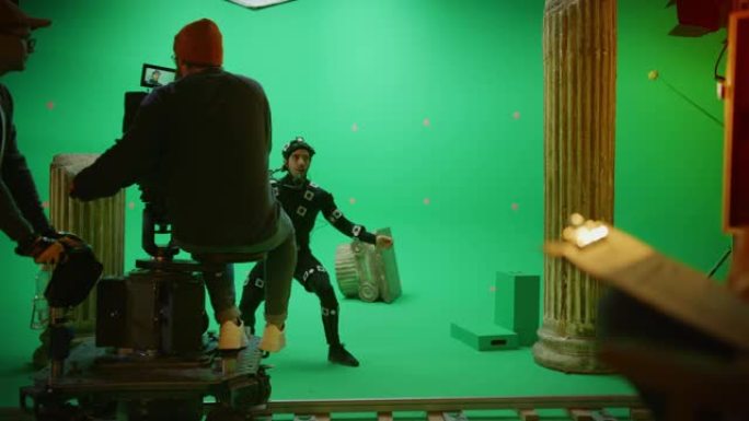 穿着运动字幕服和头部装备的演员在CGI绿色屏幕场景中充当动物或怪物。电影制片厂的大预算电影制作以色度