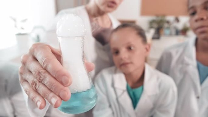 化学老师向学童展示起泡的烧瓶