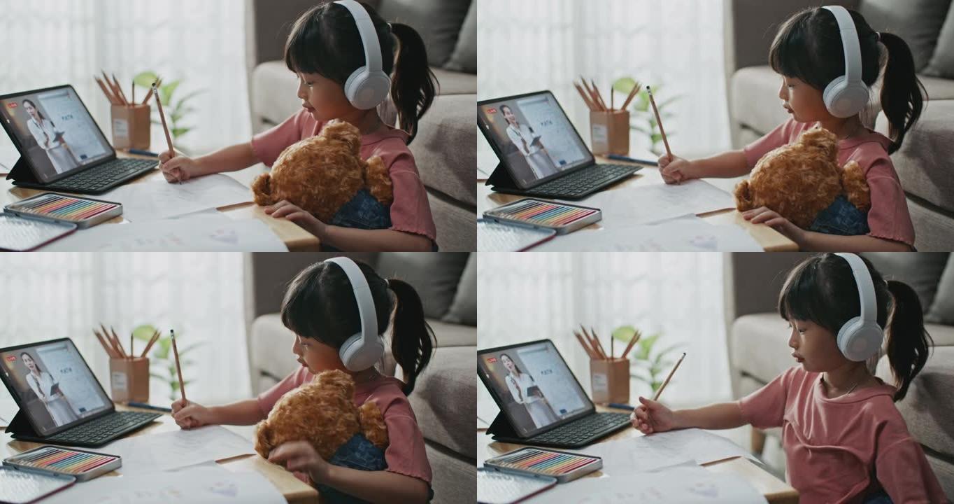 亚洲女生在家客厅通过电脑与老师和同学进行视频会议电子学习