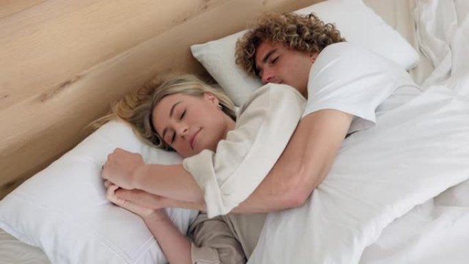 夫妻在爱，和平与平静的床上一起睡觉，浪漫的伴侣在信任中舒适。结合，男人和女人睡在卧室里，开心和微笑，