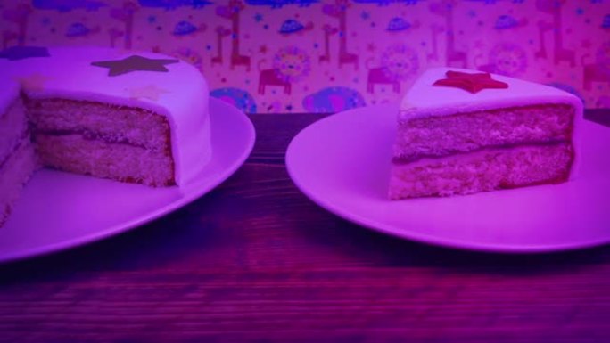 生日蛋糕和派对灯中的切片