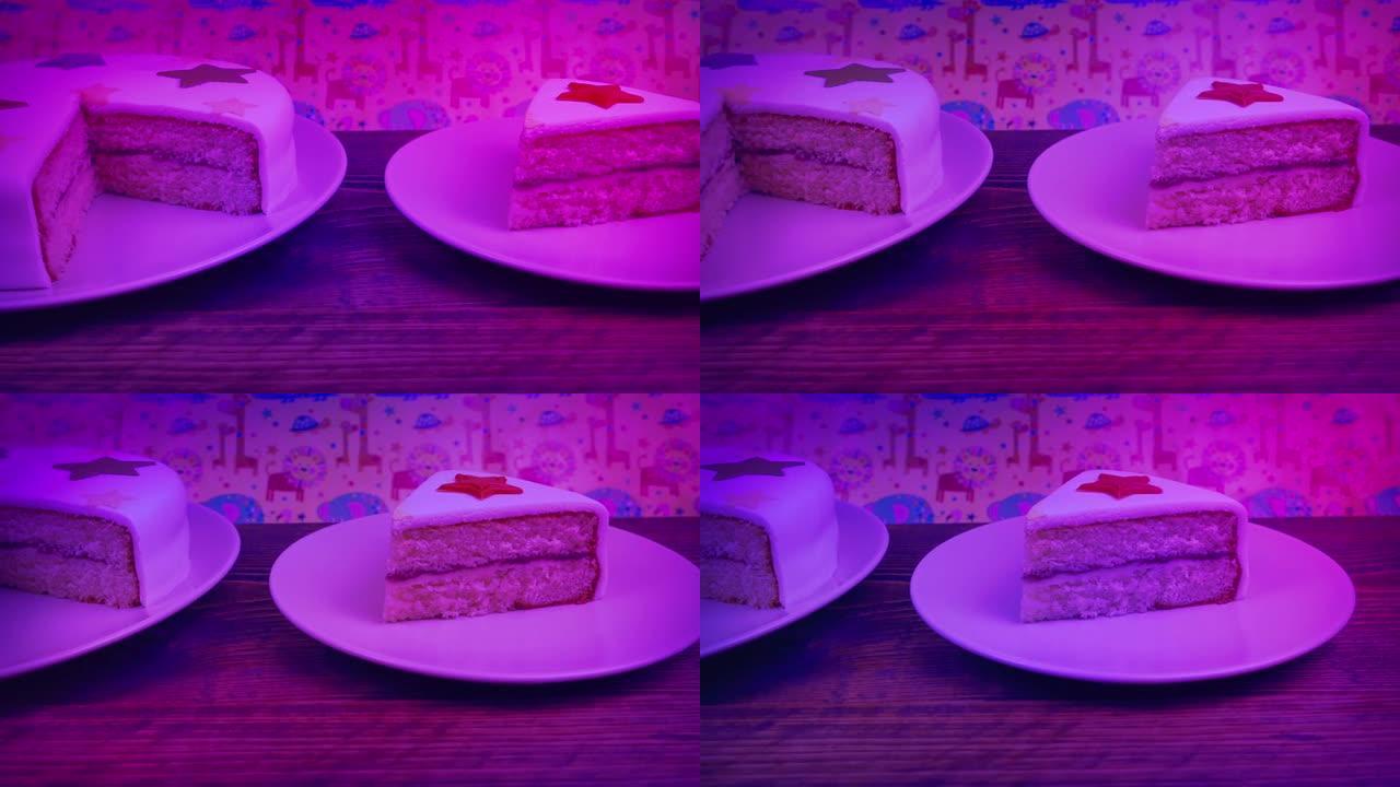 生日蛋糕和派对灯中的切片