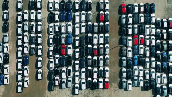 汽车经销商停车场装满了新车。汽车经销商停车场的汽车航拍。