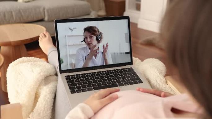 孕妇通过视频会议接受妇科医生的在线咨询